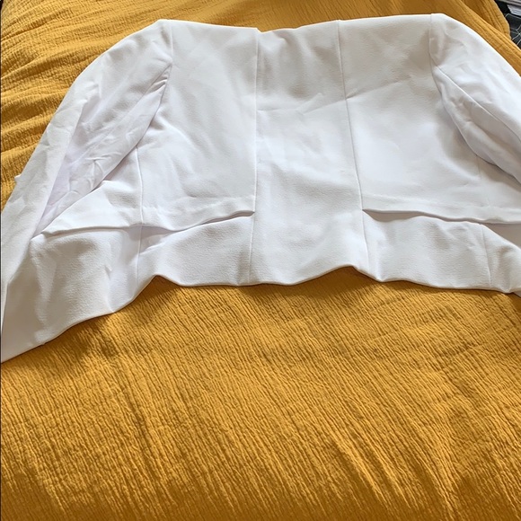 Clean, crisp white blazer w/ shoulder pads - Picture 2 of 7